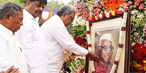ಬಾಬು ಜಗಜೀವನ್ ರಾಂ ಭಾವಚಿತ್ರಕ್ಕೆ ಪುಷ್ಪ ನಮನ ಸಲ್ಲಿಸಿದ ಸಿಎಂ ಸಿದ್ದರಾಮಯ್ಯ