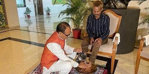ಮೂತ್ರ ವಿಸರ್ಜನೆ ಮಾಡಲಾಗಿದ್ದ ವ್ಯಕ್ತಿಯ ಪಾದ ತೊಳೆಯುತ್ತಿರುವ ಮಧ್ಯ ಪ್ರದೇಶದ ಸಿಎಂ ಶಿವರಾಜ್ ಸಿಂಗ್ ಚೌಹಾಣ್