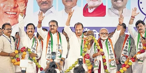 ನಾಯಕರುಗಳೊಂದಿಗೆ ಅಜಿತ್ ಪವಾರ್