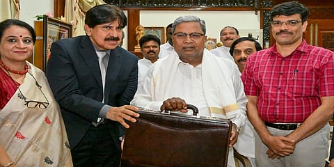 ಬಜೆಟ್ ಮಂಡನೆಗೆ ಆಗಮಿಸಿದ ಮುಖ್ಯಮಂತ್ರಿ ಸಿದ್ದರಾಮಯ್ಯ