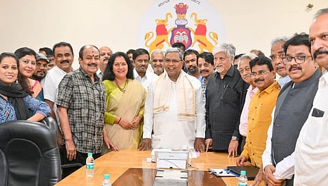 ಚಿತ್ರರಂಗದ ಗಣ್ಯರು ಮುಖ್ಯಮಂತ್ರಿಗಳನ್ನು ಭೇಟಿ ಮಾಡಿದ ಚಿತ್ರ (ಸಂಗ್ರಹ ಚಿತ್ರ)