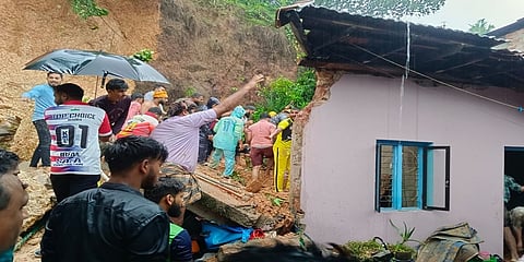 ಭಾರೀ ಮಳೆಗೆ ಕುಸಿದ ಮನೆ