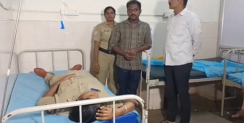 ಆಸ್ಪತ್ರೆಯಲ್ಲಿ ಚಿಕಿತ್ಸೆ ಪಡೆಯುತ್ತಿರುವ ಪಿಎಸ್ಐ.