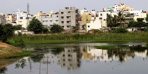 ಕೆರೆ ಅವರಣದಲ್ಲಿ ಕಟ್ಟಡ ನಿರ್ಮಾಣ