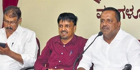 ಪತ್ರಿಕಾ ಭವನದಲ್ಲಿ ಮಾತನಾಡುತ್ತಿರುವ ಯುಟಿ ಖಾದರ್.