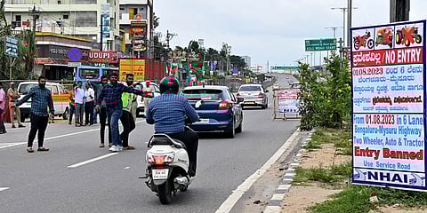 ಸರ್ಕಾರದ ಆದೇಶದ ಮೇರೆಗೆ ಮೈಸೂರು-ಬೆಂಗಳೂರು ಎಕ್ಸ್‌ಪ್ರೆಸ್‌ವೇಯಲ್ಲಿ ದ್ವಿಚಕ್ರ ಮತ್ತು ತ್ರಿಚಕ್ರ ವಾಹನಗಳು ಮತ್ತು ಟ್ರ್ಯಾಕ್ಟರ್‌ಗಳಂತಹ ಕೃಷಿ ಸಂಬಂಧಿತ ವಾಹನ ಪ್ರವೇಶಕ್ಕೆ ನಿಷೇಧ ಹೇರಿರುವುದು
