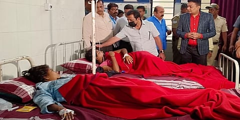 ಜಿಲ್ಲಾ ಉಸ್ತುವಾರಿ ಸಚಿವ ಜಮೀರ್ ಅಹ್ಮದ್ ಖಾನ್, ಜಿಲ್ಲಾಧಿಕಾರಿ ಎಂಎಸ್ ದಿವಾಕರ್ ಸೇರಿದಂತೆ ಇತರರು ಆಸ್ಪತ್ರೆಗೆ ಭೇಟಿ ನೀಡಿ ವಿದ್ಯಾರ್ಥಿನಿಯರ ಆರೋಗ್ಯ ವಿಚಾರಿಸಿದರು.