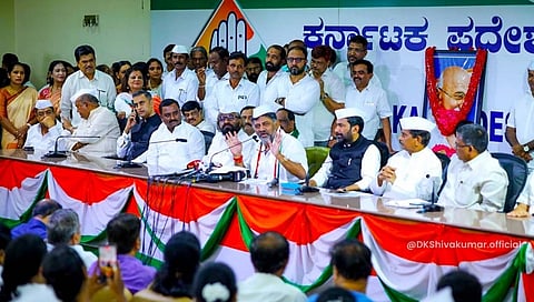 ಪಕ್ಷದ ಕಾರ್ಯಕರ್ತರನ್ನುದ್ದೇಶಿಸಿ ಮಾತನಾಡುತ್ತಿರುವ ಡಿಕೆ.ಶಿವಕುಮಾರ್.