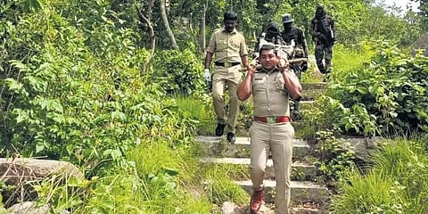 ಶವ ಹೊತ್ತು ತಂದ ಸೈನಿಕರು ಮತ್ತು ಪೊಲೀಸರು