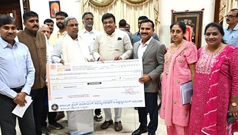 ಸಚಿವ ಎಂ ಬಿ ಪಾಟೀಲ್ ಅವರ ಸಮ್ಮುಖದಲ್ಲಿ ಮುಖ್ಯಮಂತ್ರಿ ಸಿದ್ದರಾಮಯ್ಯ ಅವರಿಗೆ ಚೆಕ್ ನೀಡುತ್ತಿರುವುದು.