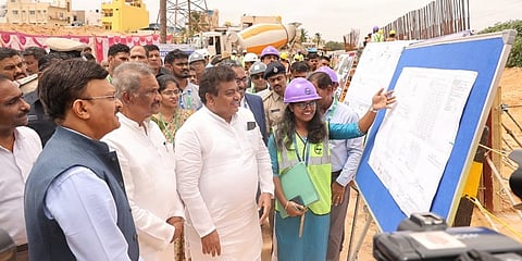 ಮೂಲಸೌಕರ್ಯ ಅಭಿವೃದ್ಧಿ ಸಚಿವ ಎಂ ಬಿ ಪಾಟೀಲ ಅವರು ಬೆಂಗಳೂರಿನ ಲಿಂಗರಾಜಪುರ, ಶಾಂಪುರದಲ್ಲಿ ಶುಕ್ರವಾರ ಉಪನಗರ  ರೈಲು ಯೋಜನೆಯ ಕಾಮಗಾರಿಗಳನ್ನು ಪರಿಶೀಲಿಸಿದರು