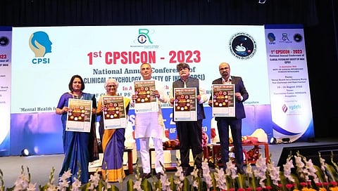 ಪುಸ್ತಕಗಳ ಬಿಡುಗಡೆ ಮಾಡುತ್ತಿರುವ ಆರೋಗ್ಯ ಸಚಿವ ದಿನೇಶ್ ಗುಂಡೂರಾವ್.