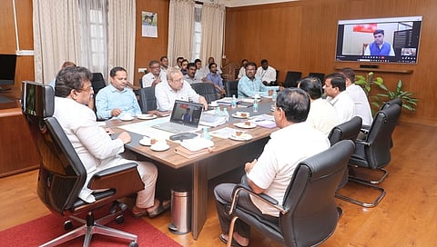 ಅಧಿಕಾರಿಗಳೊಂದಿಗೆ ಸಭೆ ನಡೆಸುತ್ತಿರುವ ಸಚಿವ ಎಂಬಿ.ಪಾಟೀಲ್.