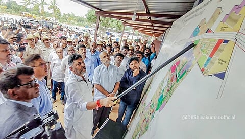 ಯಲಹಂಕದ ಡಾ.ಕೆ.ಶಿವರಾಮ ಕಾರಂತ ಬಡಾವಣೆಗೆ ಭೇಟಿ ನೀಡಿ, ಬಡಾವಣೆ ನಿರ್ಮಾಣದ ನೀಲನಕ್ಷೆ ಪರಿಶೀಲಿಸಿದ ಡಿಕೆ.ಶಿವಕುಮಾರ್.