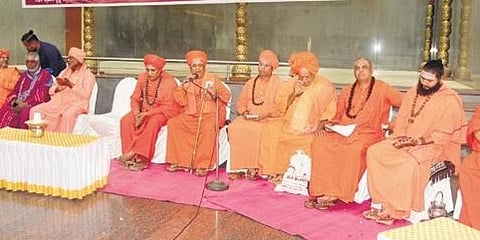 ಬೆಂಗಳೂರಿನಲ್ಲಿ ನಡೆದ ಸಂತ ಸಮ್ಮೇಳನದಲ್ಲಿ ಗೋಹತ್ಯೆ, ಮತಾಂತರ ನಿಷೇಧ ಕಾಯ್ದೆಗಳನ್ನು ರದ್ದುಗೊಳಿಸದಂತೆ ರಾಜ್ಯ ಸರ್ಕಾರವನ್ನು ಒತ್ತಾಯಿಸುವ ನಿರ್ಣಯ ಅಂಗೀಕರಿಸಲಾಯಿತು.