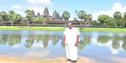 ಕಾಂಬೋಡಿಯಾ ದೇಶದ ಐತಿಹಾಸಿಕ ಪ್ರಸಿದ್ಧವಾದ ಆಂಗ್‌ಕರ್ ವಾಟ್ ದೇವಾಲಯ ಮುಂದೆ ಹೆಚ್ ಡಿ ಕುಮಾರಸ್ವಾಮಿ