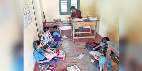 ದಾಸೋಹ ಕೊಠಡಿಯಲ್ಲಿ ಪಾಠ ಕೇಳುತ್ತಿರುವ ಮಕ್ಕಳು