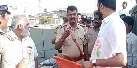 ಬೆಳಗಾವಿ: ತ್ರಿವರ್ಣ ಧ್ವಜದ ಜೊತೆಗೆ ಕೇಸರಿ ಧ್ವಜ ಹಾರಿಸುವ ಪ್ರಯತ್ನವನ್ನು ತಡೆದ ಪೊಲೀಸರು