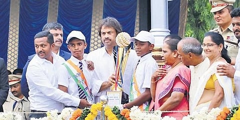 ಶಿವಮೊಗ್ಗದ ಸರ್ಕಾರಿ ಬಾಲ ಮಂದಿರದ ಉತ್ತಮ ಪರೇಡ್ ತಂಡಕ್ಕೆ ಶಿಕ್ಷಣ ಸಚಿವ ಮಧು ಎಸ್ ಬಂಗಾರಪ್ಪ ಟ್ರೋಫಿ ವಿತರಿಸಿದರು.