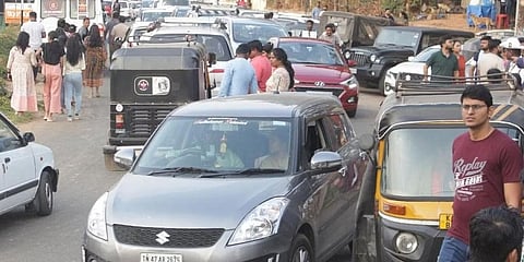 ರಾಜಾ ಸೀಟ್ ಹೊರಗಡೆ ನಿಂತ ವಾಹನಗಳು