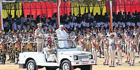 ಸ್ವಾತಂತ್ರ್ಯ ದಿನಾಚರಣೆ ಹಿನ್ನೆಲೆ ಗೌರವ ವಂದನೆ ಸ್ವೀಕರಿಸಿದ ಸಿಎಂ ಸಿದ್ದರಾಮಯ್ಯ.