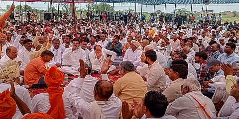 ಹರಿಯಾಣದ ಪೊಂಡ್ರಿ ಗ್ರಾಮದ ಬಳಿ ನುಹ್-ಪಲ್ವಾಲ್ ಗಡಿಯಲ್ಲಿ ಹಿಂದೂ ಸಂಘಟನೆಗಳು ಕರೆದ 'ಮಹಾಪಂಚಾಯತ್' ನಲ್ಲಿ ಭಾಗವಹಿಸಿದ್ದ ಜನ.