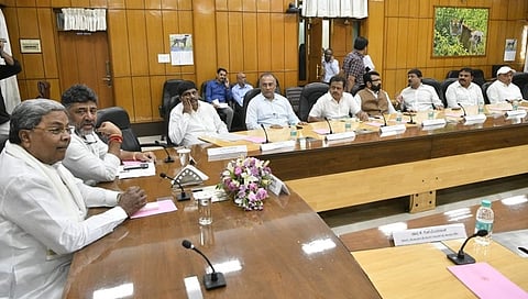 ಶಾಸಕರೊಂದಿಗೆ ಸಭೆ ನಡೆಸುತ್ತಿರುವ ಸಿಎಂ ಸಿದ್ದರಾಮಯ್ಯ