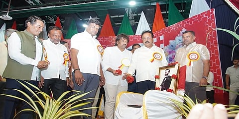 ವಿದ್ಯಾರ್ಥಿಗಳಿಗೆ ಆಯೋಜಿಸಿರುವ ತರಬೇತಿ ಕಾರ್ಯಾಗಾರದ ಉದ್ಘಾಟನಾ ಕಾರ್ಯಕ್ರಮದಲ್ಲಿ ಪಾಲ್ಗೊಂಡ ಸಚಿವ ಮಧು ಬಂಗಾರಪ್ಪ, ಚೆಲುವರಾಯಸ್ವಾಮಿ ಮತ್ತಿತರರು