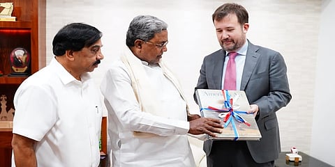 ಕಾನ್ಸಲ್‌ ಜನರಲ್‌ ಕ್ರಿಸ್ಟೊಫರ್‌ ಡಬ್ಲ್ಯು ಹಾಡ್ಜಸ್‌  ಅವರೊಂದಿಗೆ ಮುಖ್ಯಮಂತ್ರಿ ಸಿದ್ದರಾಮಯ್ಯ