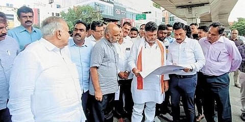 ಉಪ ಮುಖ್ಯಮಂತ್ರಿ ಡಿಕೆ ಶಿವಕುಮಾರ್ ಶನಿವಾರ ಬೆಂಗಳೂರಿನಲ್ಲಿ ಬಾಕಿ ಉಳಿದಿರುವ ಮೂಲಸೌಕರ್ಯ ಕಾಮಗಾರಿಗಳನ್ನು ಪರಿಶೀಲಿಸಿದರು.
