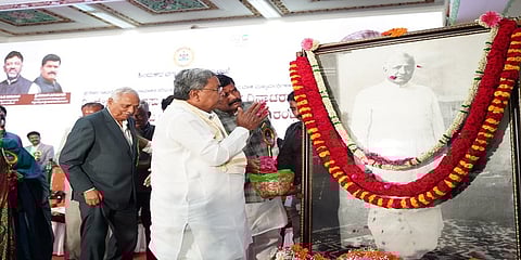 ಮಾಜಿ ಮುಖ್ಯಮಂತ್ರಿ ದಿವಂಗತ ದೇವರಾಜ ಅರಸು ಅವರ ಜನ್ಮ ದಿನಾಚರಣೆ ಪ್ರಯುಕ್ತ ಮುಖ್ಯಮಂತ್ರಿ ಸಿದ್ದರಾಮಯ್ಯ ವಿಧಾನಸೌಧದ ಪಶ್ಚಿಮ ದ್ವಾರದಲ್ಲಿರುವ ಅರಸು ಅವರ ಪ್ರತಿಮೆಗೆ ಮಾಲಾರ್ಪಣೆ ಮಾಡಿದರು