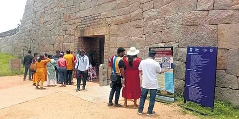 ಪ್ರವಾಸಿಗರು ವಿಜಯ ವಿಟ್ಲ ದೇವಸ್ಥಾನದ ಆವರಣದಲ್ಲಿ ಡಿಜಿಟಲ್ ಟಿಕೆಟ್‌ಗಾಗಿ QR ಕೋಡ್ ಅನ್ನು ಸ್ಕ್ಯಾನ್ ಮಾಡುತ್ತಿರುವುದು.
