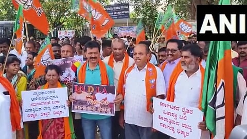 ಮಂಡ್ಯದಲ್ಲಿ ಪ್ರತಿಭಟನೆ ನಡೆಸುತ್ತಿರುವ ಬಿಜೆಪಿ.