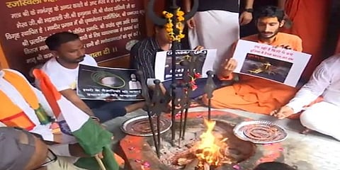 ದೇವಾಲಯದಲ್ಲಿ ಹವನ ಕಾರ್ಯಕ್ರಮದ ಚಿತ್ರ