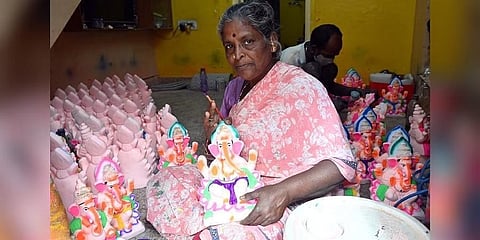 ಗಣೇಶನ ಮೂರ್ತಿಗಳ ತಯಾರಿಯಲ್ಲಿ ಕಲಾವಿದೆ ಮಲ್ಲಿಗಾ