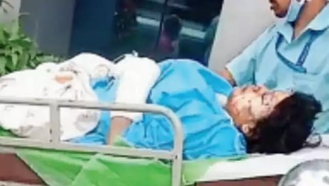 ಗಾಯಗೊಂಡಿರುವ ವಿದ್ಯಾರ್ಥಿನಿ.
