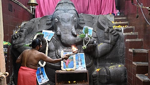 ದೊಡ್ಡಗಣಪತಿ ದೇವಸ್ಥಾನದಲ್ಲಿ ಪೂಜೆ ಸಲ್ಲಿಸುತ್ತಿರುವುದು.