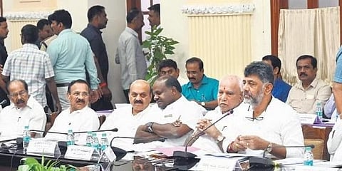 ಬೆಂಗಳೂರಿನಲ್ಲಿ ನಡೆದ ಸರ್ವಪಕ್ಷ ಸಭೆಯಲ್ಲಿ ರಾಜ್ಯದ ಎಲ್ಲಾ ರಾಜಕೀಯ ಪಕ್ಷಗಳ ನಾಯಕರು ಹಾಜರಿರುವುದು.