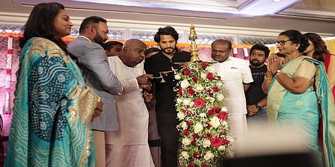ಅದ್ಧೂರಿ ಮುಹೂರ್ತ ಸಮಾರಂಭ; ದೀಪ ಬೆಳಗಿಸಿ ಚಿತ್ರಕ್ಕೆ ಶುಭಕೋರಿದ ಎಚ್‌ಡಿ ದೇವೇಗೌಡ, ಎಚ್‌ಡಿ ಕುಮಾರಸ್ವಾಮಿ