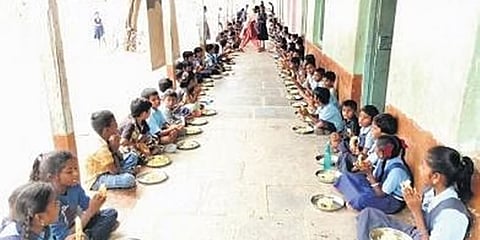 ನರೇಗಲ್ ಸರ್ಕಾರಿ ಶಾಲೆ ವಿದ್ಯಾರ್ಥಿಗಳು