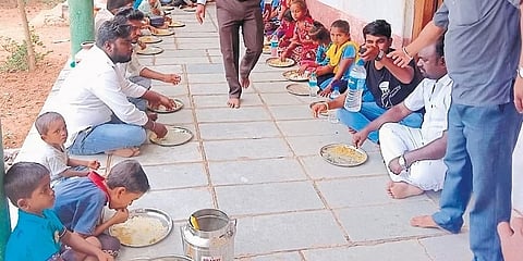 ಚೆನ್ನೂರಿನ ಪ್ರಾಥಮಿಕ ಶಾಲೆ ಮಕ್ಕಳು ಬಿಸಿಯೂಟ ಸವಿದ ಚಿತ್ರ