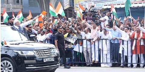 ಜನರ ನಡುವೆ ನಿಂತು ಪ್ರಧಾನಿಗೆ ಸ್ವಾಗತ ಕೋರುತ್ತಿರುವ ನಳಿನ್ ಕುಮಾರ್ ಕಟೀಲ್, ಶಾಸಕರಾದ ಮುನಿರತ್ನ, ಗೋಪಾಲಯ್ಯ ಅವರ ಚಿತ್ರ
