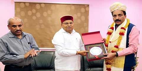 ಚಂದ್ರಯಾನ-3 ಮಿಷನ್ ಯಶಸ್ಸು ಕಂಡ ಹಿನ್ನೆಲೆಯಲ್ಲಿ ಇಸ್ರೋ ಅಧ್ಯಕ್ಷ ಮತ್ತು ತಂಡದವರನ್ನು ಸನ್ಮಾನಿಸಿದ ರಾಜ್ಯಪಾಲರು
