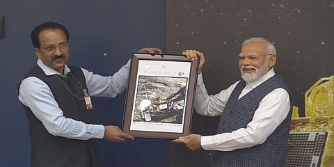 ಇಸ್ರೋ ಅಧ್ಯಕ್ಷ ಸೋಮನಾಥ್ ಅವರು ಪ್ರಧಾನ ಮಂತ್ರಿ ನರೇಂದ್ರ ಮೋದಿಯವರಿಗೆ ಚಂದ್ರನ ಮೇಲೆ ಮೊದಲ ಬಾರಿಗೆ ಇಳಿದ ರೋವರ್ ಚಿತ್ರವನ್ನು ಉಡುಗೋರೆಯಾಗಿ ನೀಡಿದರು.