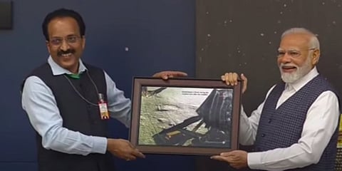 ಚಂದ್ರಯಾನ-3ರ ವಿಕ್ರಮ್ ಲ್ಯಾಂಡರ್ ನ ಮೊದಲ ಲ್ಯಾಂಡಿಂಗ್ ಫೋಟೋವನ್ನು ಪ್ರಧಾನಿ ಮೋದಿಯವರಿಗೆ ನೀಡಿದ ಇಸ್ರೊ ಅಧ್ಯಕ್ಷ ಎಸ್ ಸೋಮನಾಥ್