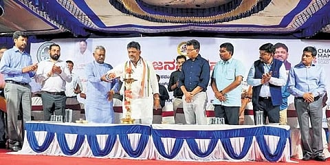 ಶನಿವಾರ ಯಶವಂತಪುರ ನಿವಾಸಿಗಳ ಕುಂದುಕೊರತೆ ಆಲಿಸುವ ಕಾರ್ಯಕ್ರಮದಲ್ಲಿ ಬಿಜೆಪಿ ಶಾಸಕ ಎಸ್ ಟಿ ಸೋಮಶೇಖರ್ ಅವರೊಂದಿಗೆ ವೇದಿಕೆಯಲ್ಲಿ ಉಪಮುಖ್ಯಮಂತ್ರಿ ಡಿಕೆ ಶಿವಕುಮಾರ್.