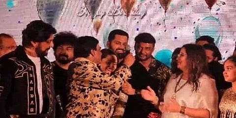 ಸಂಸದೆ ಸುಮಲತಾ ಹುಟ್ಟುಹಬ್ಬ ಪಾರ್ಟಿಯಲ್ಲಿ ವೇದಿಕೆಯಲ್ಲಿ ಕಿಚ್ಚ ಸುದೀಪ್ ಮತ್ತು ದರ್ಶನ್