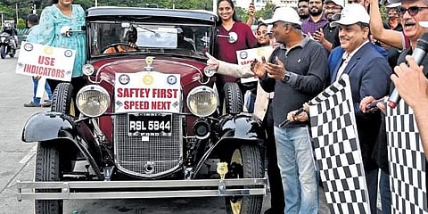 ರಸ್ತೆ ಸುರಕ್ಷತೆ ಕುರಿತು ಜಾಗೃತಿ ಮೂಡಿಸಲು ಬೆಂಗಳೂರಿನ ಎಎಸ್‌ಐಸಿಸಿಯ ಸರ್ಜಿಕಲ್ ಸೊಸೈಟಿಯು ಬೆಂಗಳೂರಿನ ವಿಧಾನಸೌಧದ ಎದುರು ಆಯೋಜಿಸಿದ್ದ ಕಾರ್ ರ್ಯಾಲಿಗೆ ಡಿಜಿಪಿ ಸಿಐಡಿ ಎಂಎ ಸಲೀಂ ಚಾಲನೆ ನೀಡಿದರು