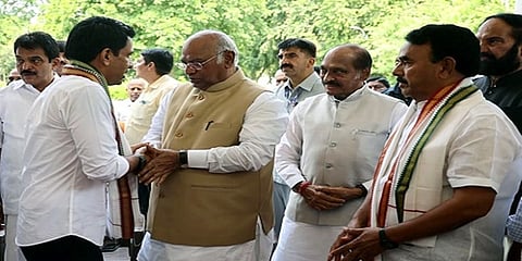 ಮಲ್ಲಿಕಾರ್ಜುನ ಖರ್ಗೆ ಅವರೊಂದಿಗೆ ಬಿಆರ್ ಎಸ್ ನಾಯಕರು