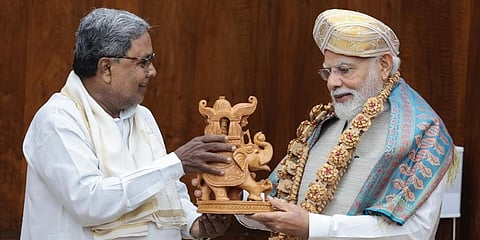 ಪ್ರಧಾನಿ ಮೋದಿ ಭೇಟಿಯಾದ ಸಿಎಂ ಸಿದ್ದರಾಮಯ್ಯ.